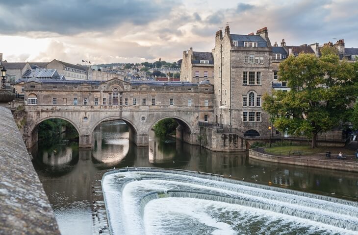 İngiltere’nin Bath kentinde Avon Nehri üzerinde yer alan Pulteney Köprüsü, taş kemerleri, nehir üzerindeki set ve köprüyle bütünleşik yapılarıyla tarihi bir köprü manzarası
